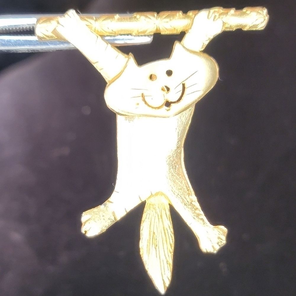 0112. NWOTs ~ This little CAT Moves With YOU!!! Gold Tone Feline by Ultra Craft
